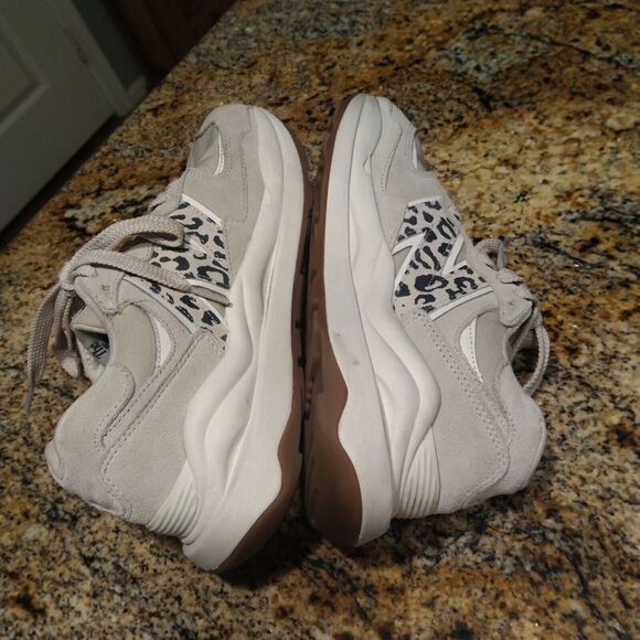 EUC New Balance 57/40 Timberwolf Leopard Gray Sneakers W5740APB Women's US 8 B - Picture 6 of 11
